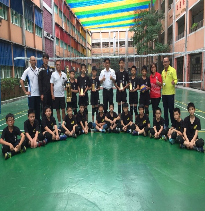長春行政團隊–全國國小排球冠軍推手與學生互動生活照