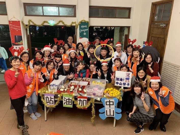 秦建譜與學生互動照