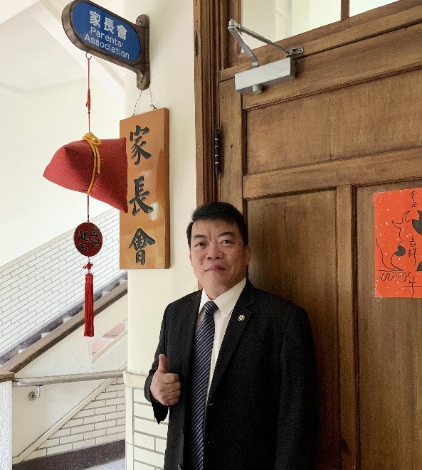 秦建譜與學生互動生活照