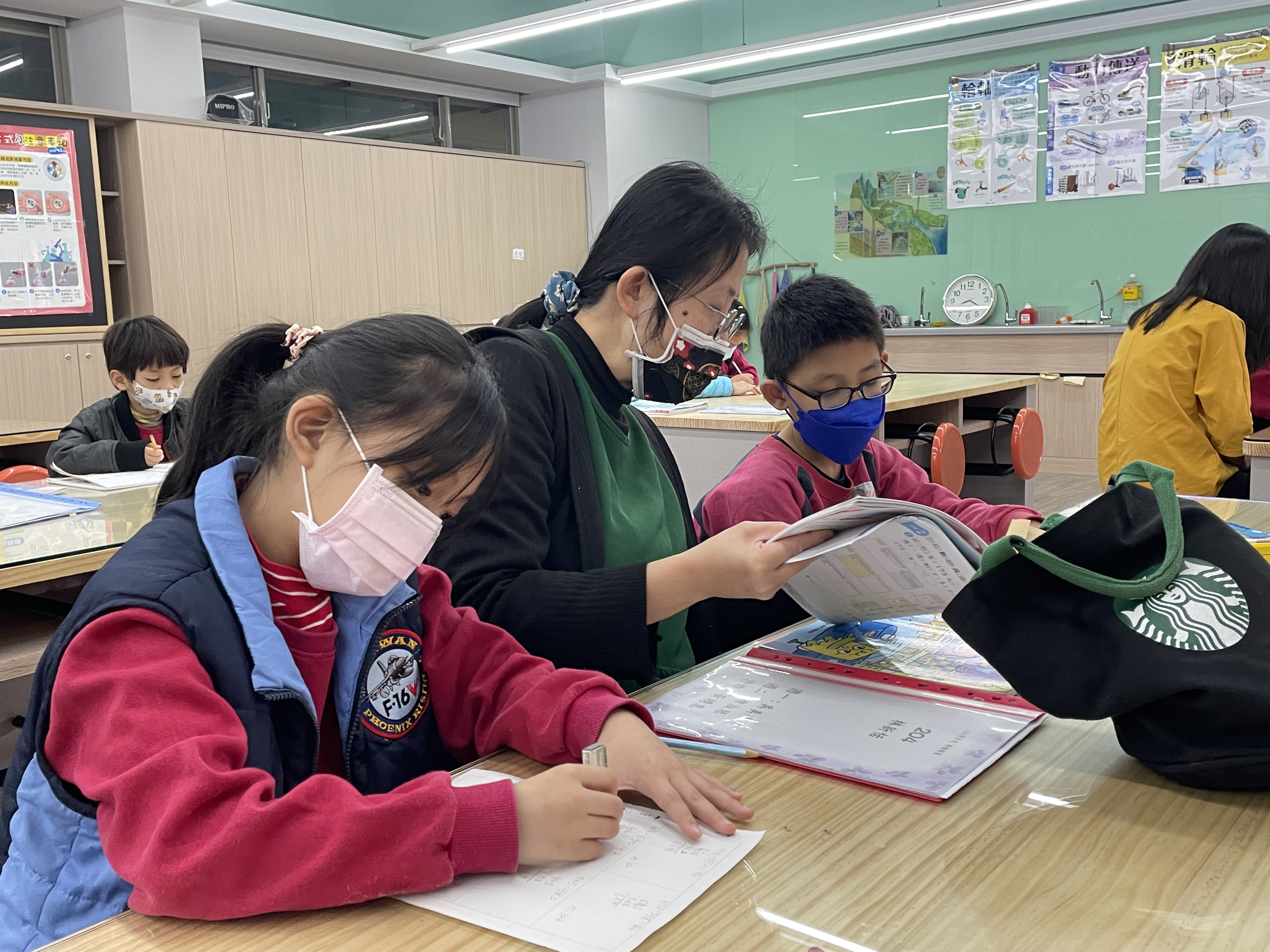 溪口學輔志工團與學生互動照