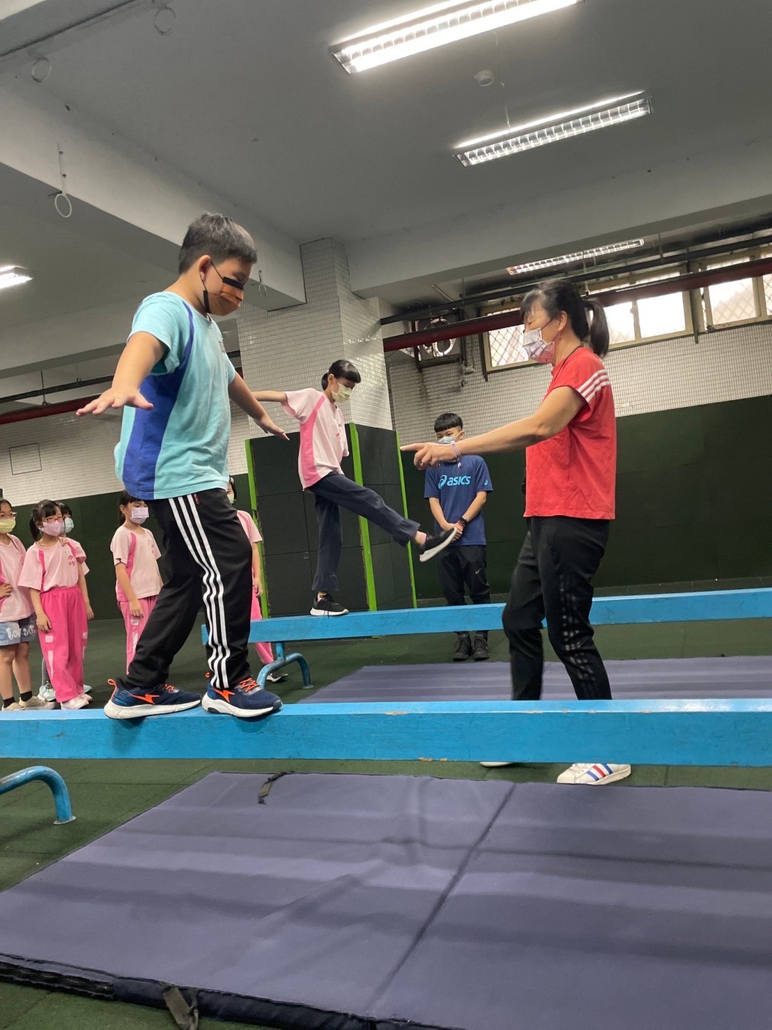 劉金萍與學生互動生活照