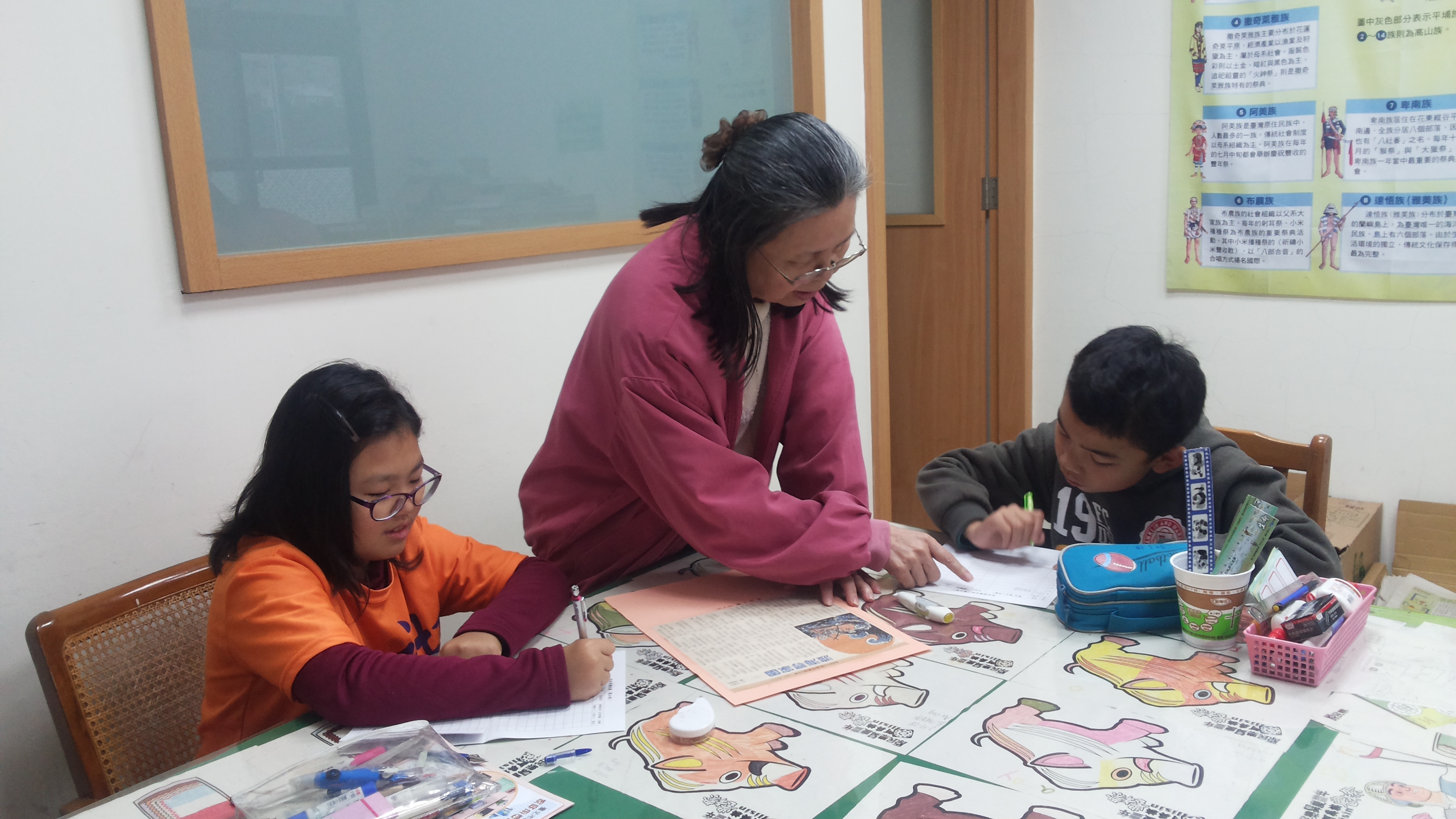 劉淑貞與學生互動照