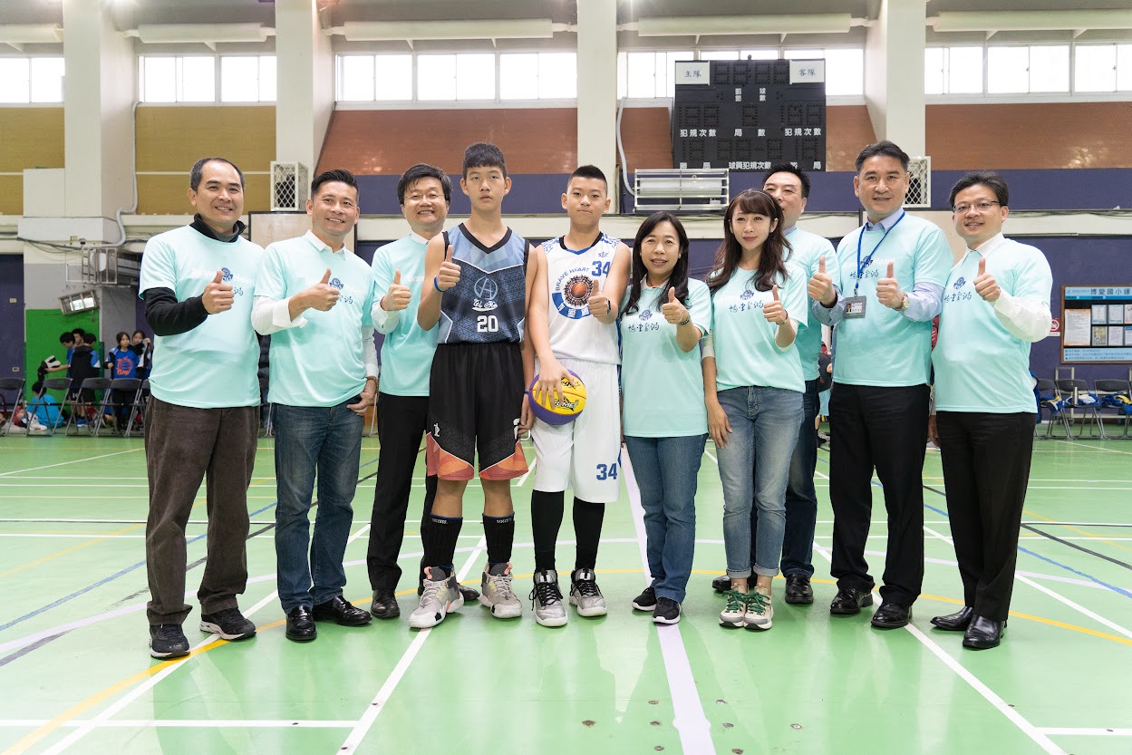 楊美娟與學生互動生活照