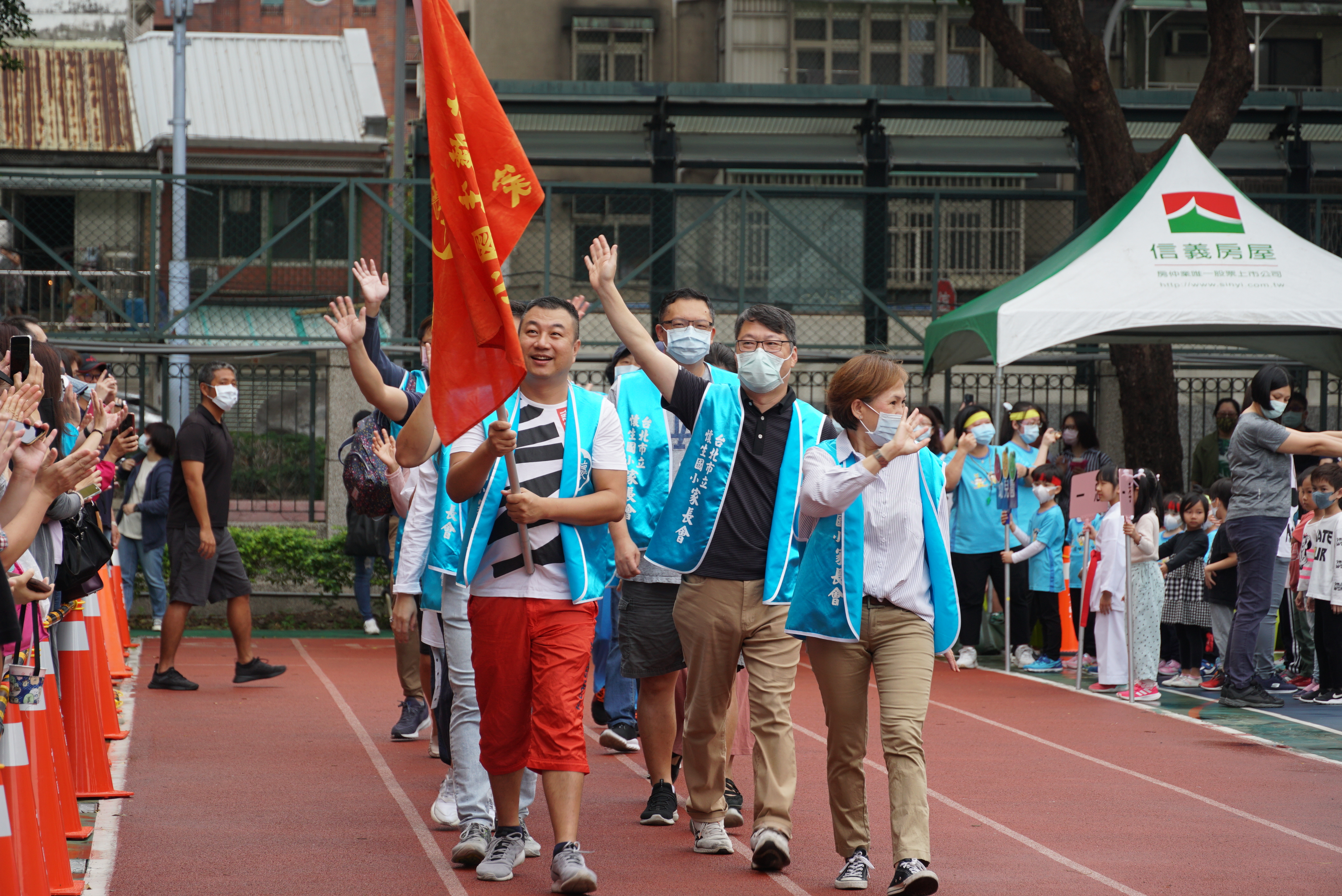 台北市中山區懷生國民小學志工團與學生互動生活照