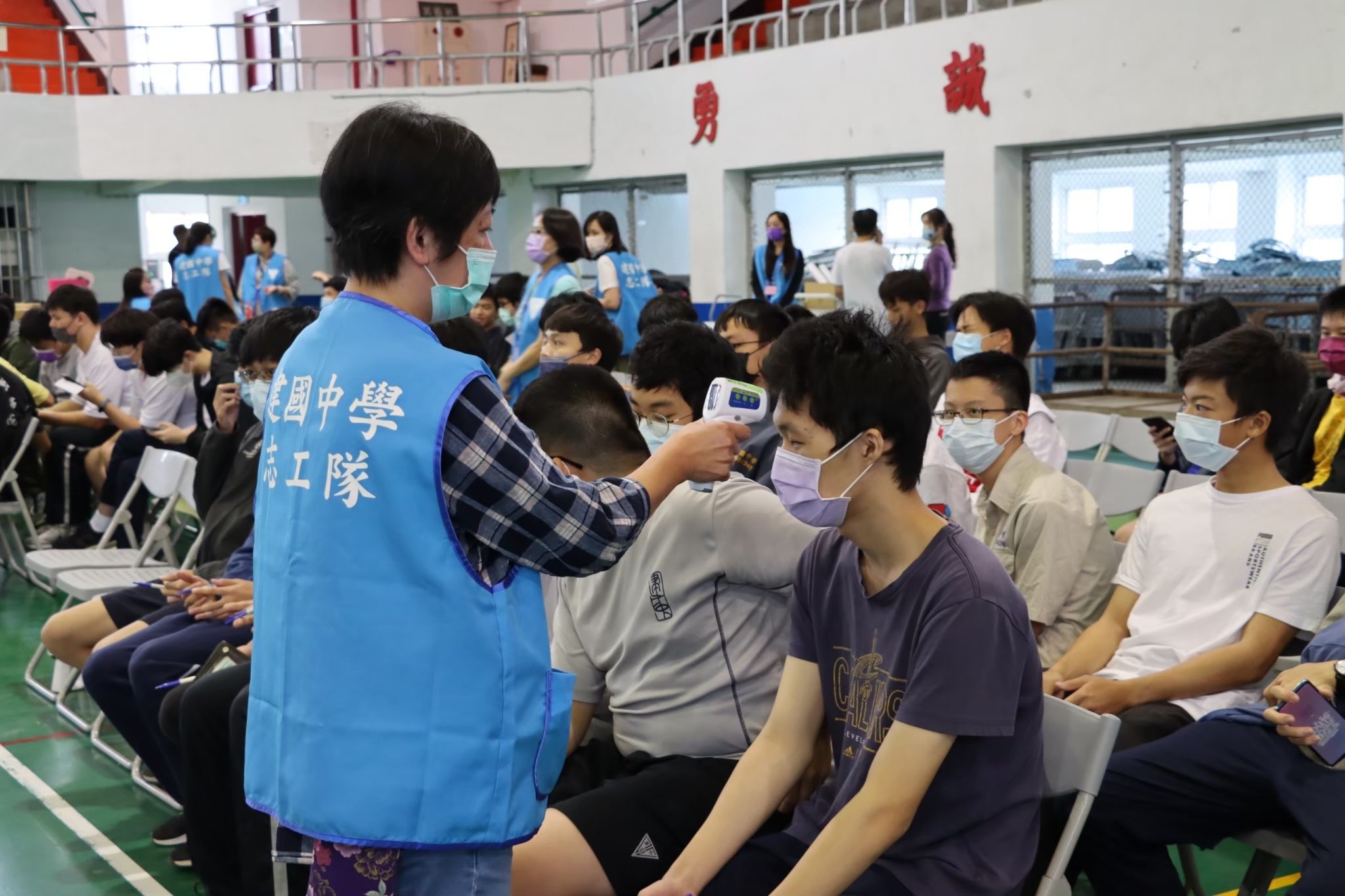 臺北市立建國高級中學學生家長會志工隊與學生互動照