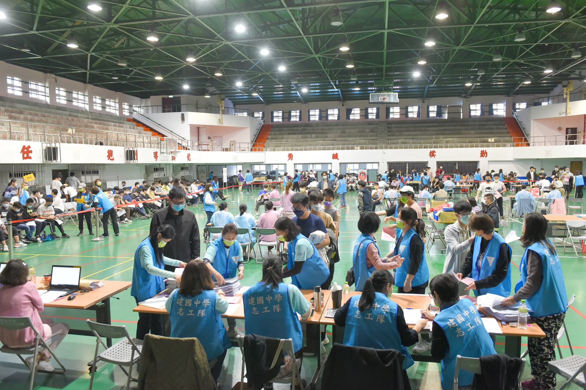 臺北市立建國高級中學學生家長會志工隊與學生互動生活照