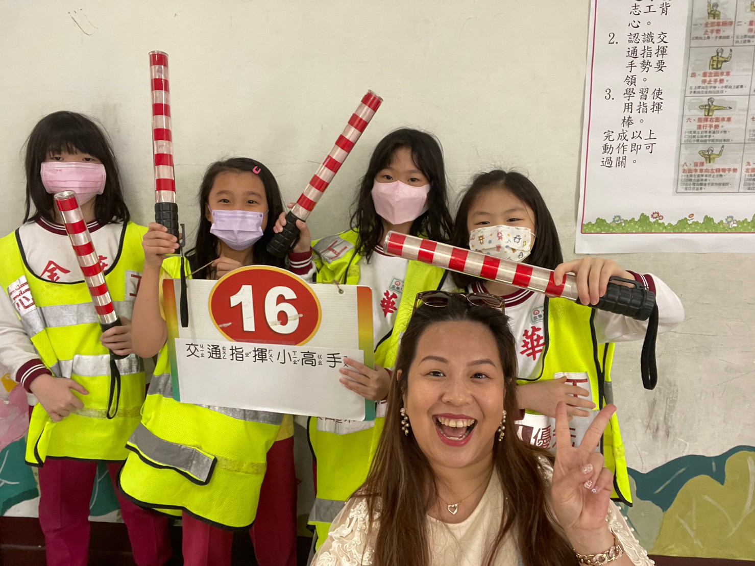 金華國小交通導護志工團與學生互動生活照