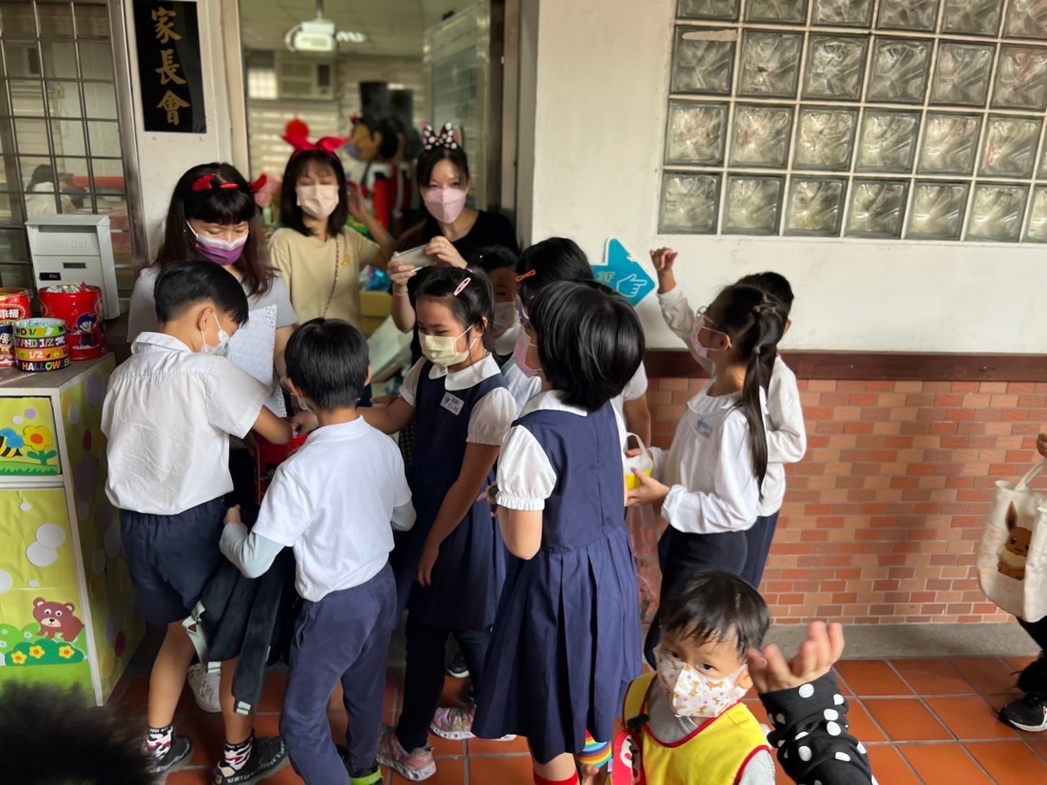 臺北市萬華區福星國小學生家長會活動服務組與學生互動生活照