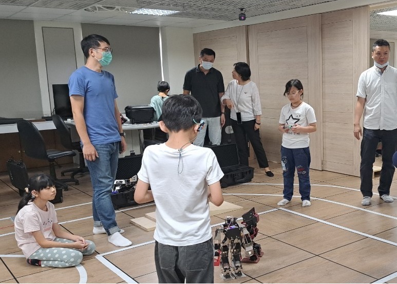 北聰機器人教育團隊與學生互動照