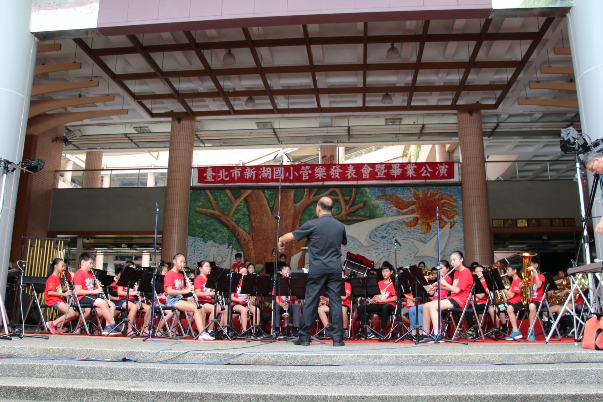 台北市新湖國小管樂團後援會與學生互動照