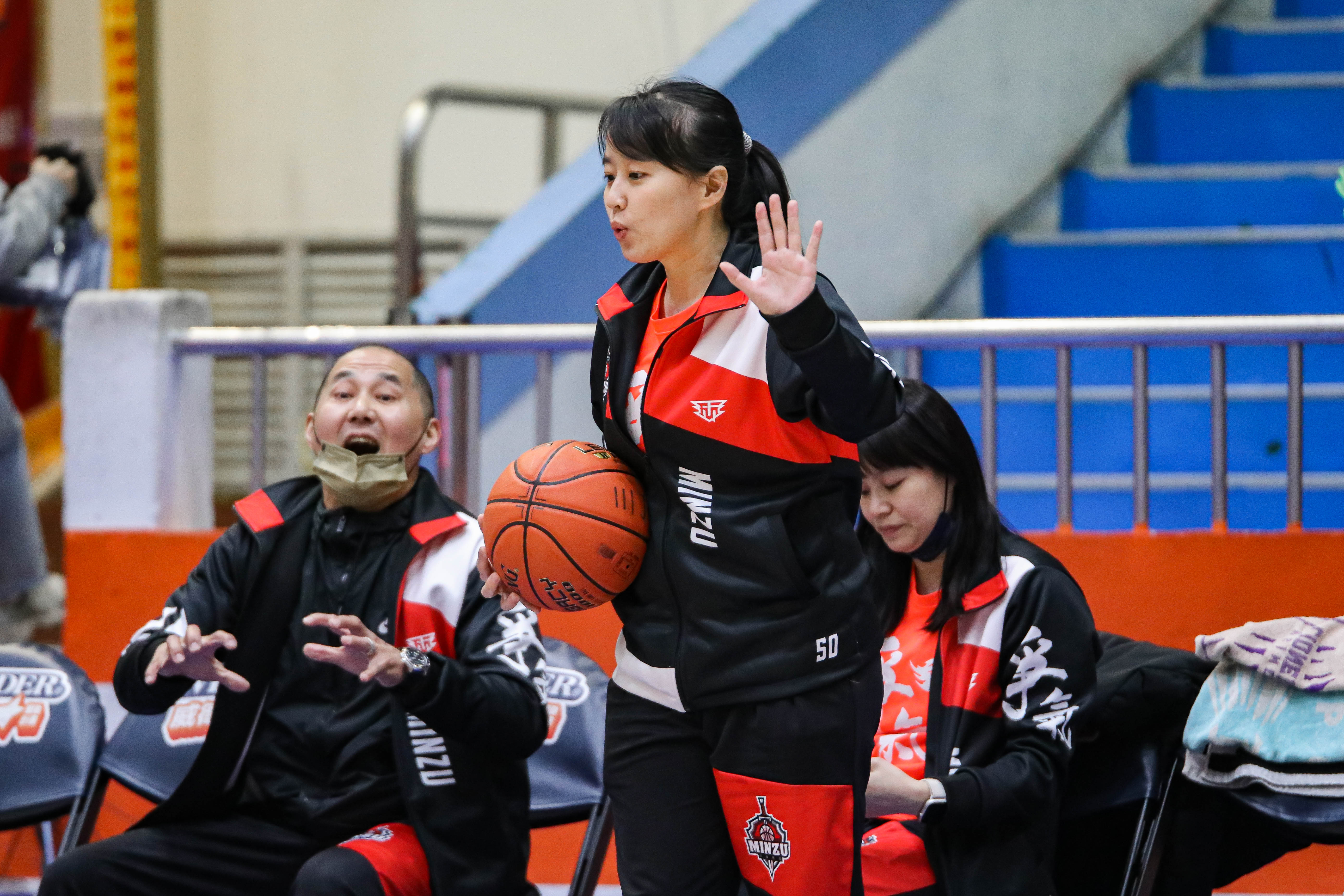 臺北市民族實驗國中女子籃球隊與學生互動照