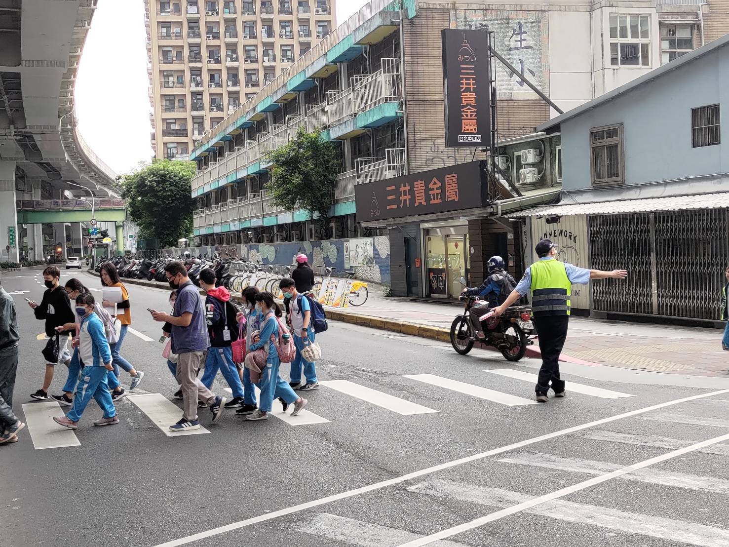 懷生國民小學保全團隊 (廖國棟、吳志明)與學生互動照