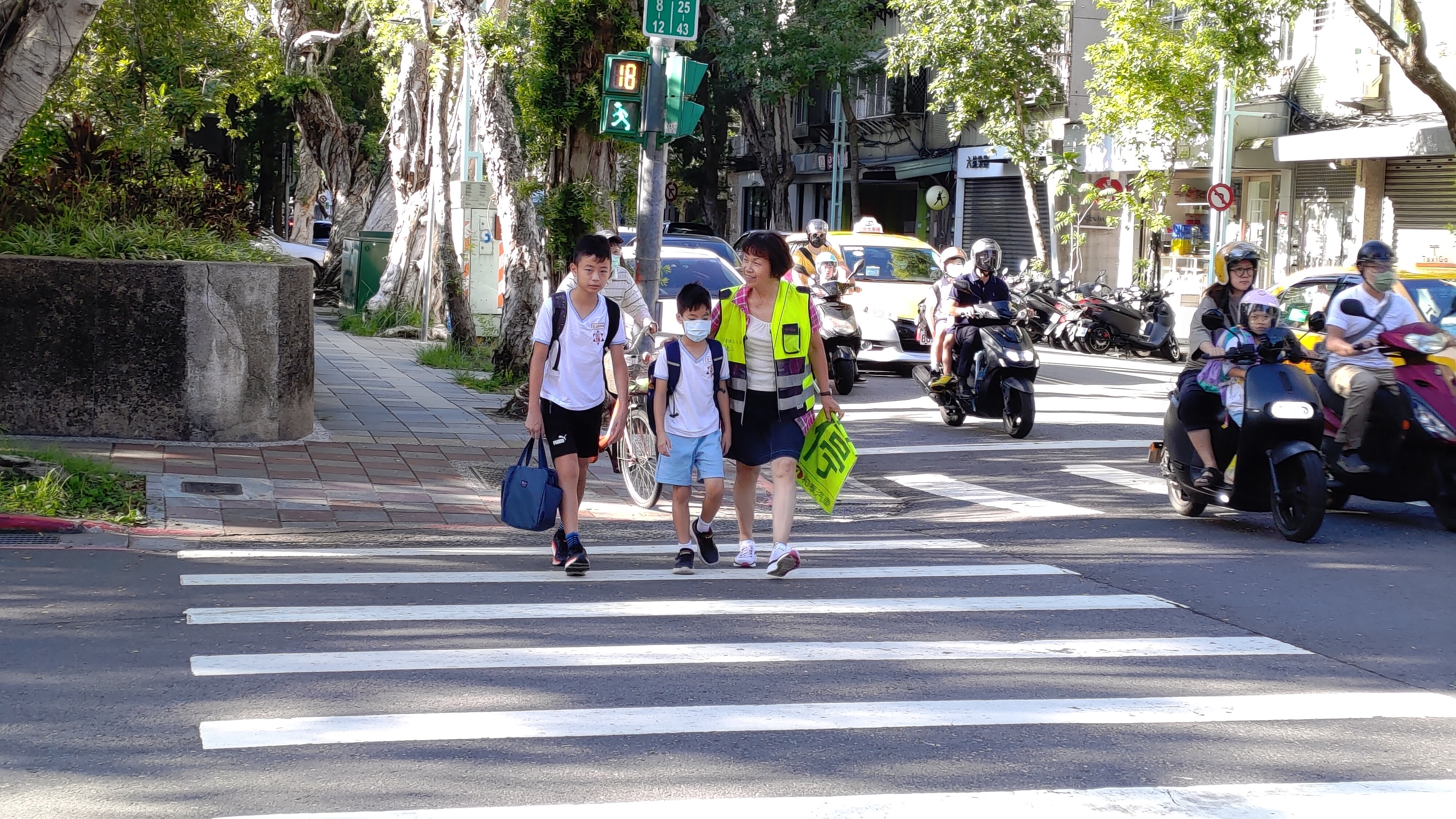 鄭玉梅與學生互動生活照