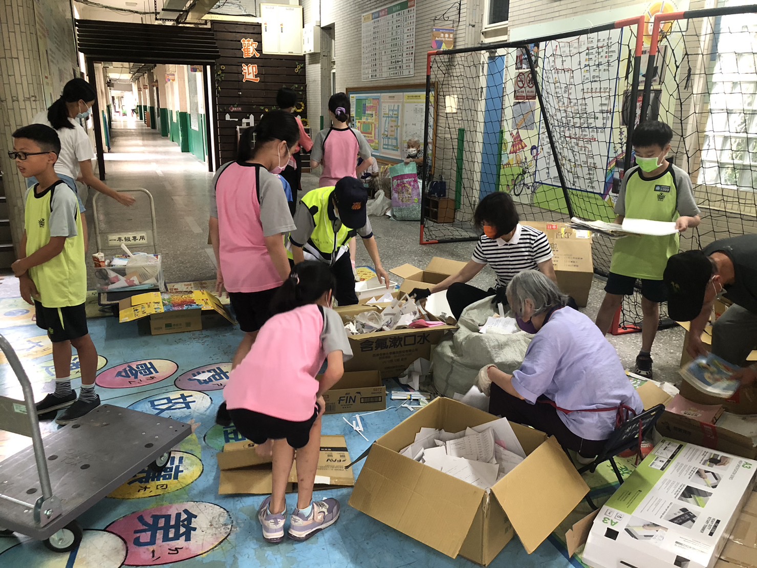 臺北市大同區大同國民小學志工隊與學生互動生活照