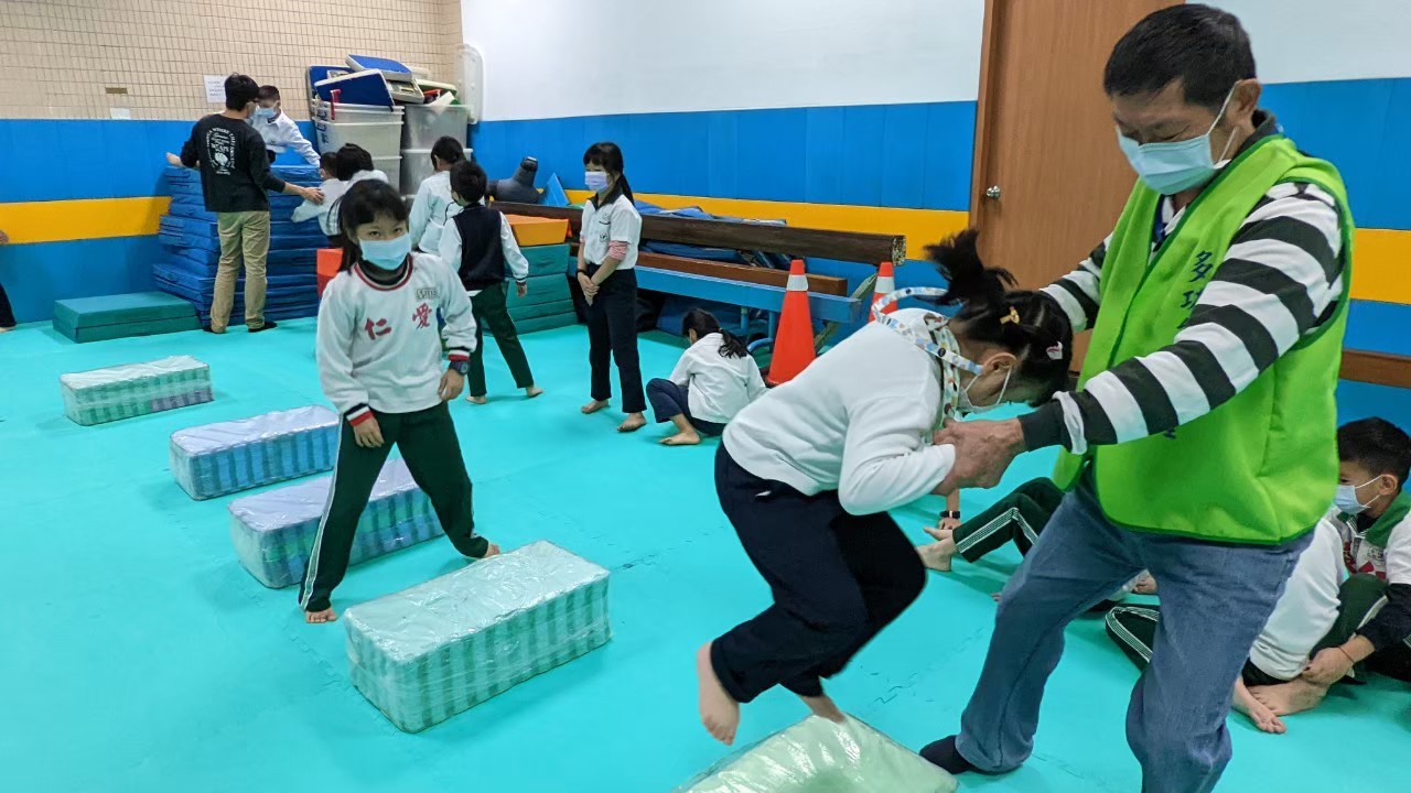 黃文祥與學生互動生活照