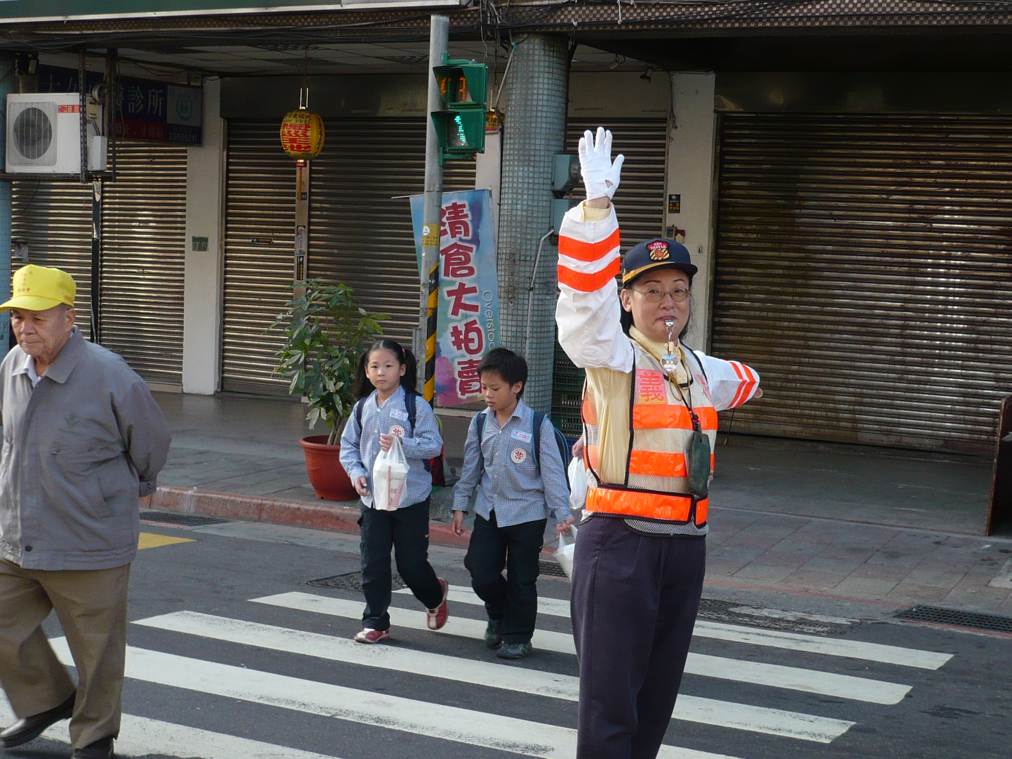 臺北市萬華區龍山國小導護志工團與學生互動生活照