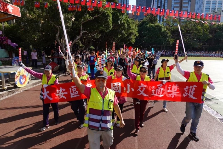 臺北市大安區建安國民小學交通導護隊與學生互動照