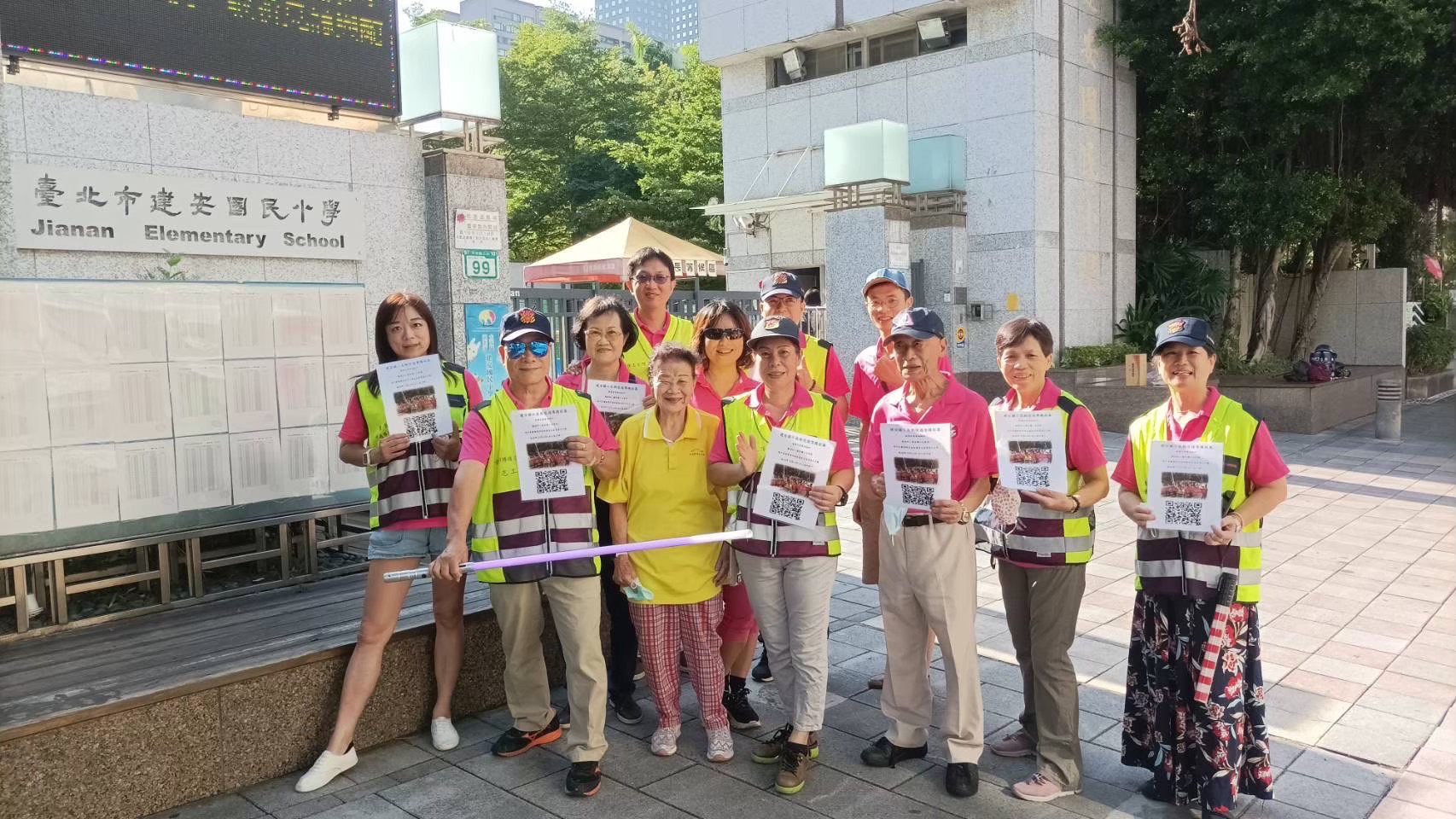 臺北市大安區建安國民小學交通導護隊與學生互動生活照