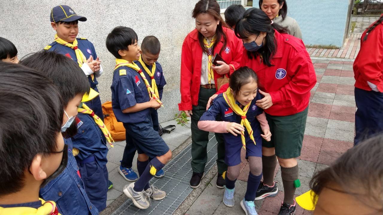 西湖國小284童軍團與學生互動照