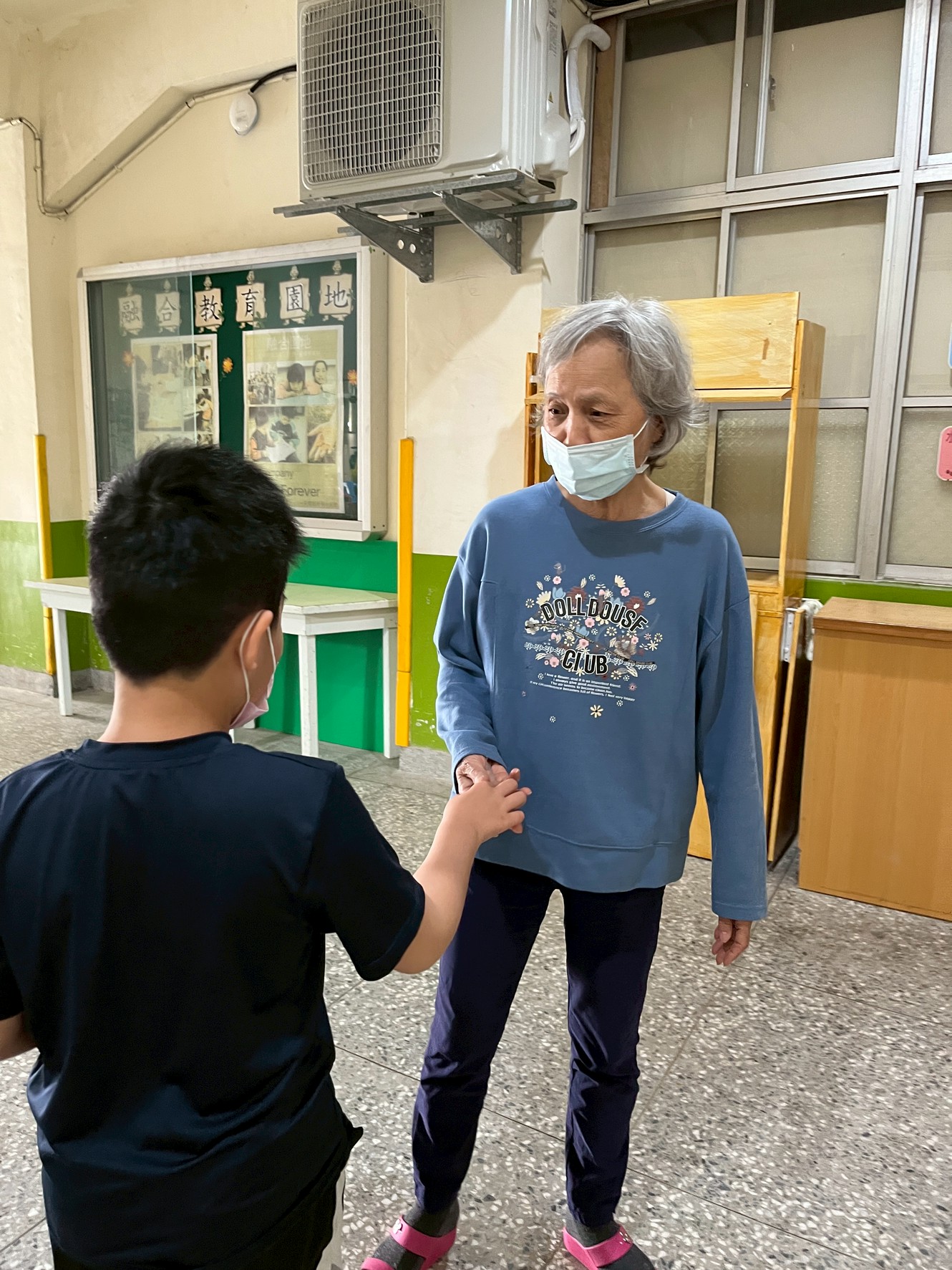 蒲麗麗與學生互動生活照