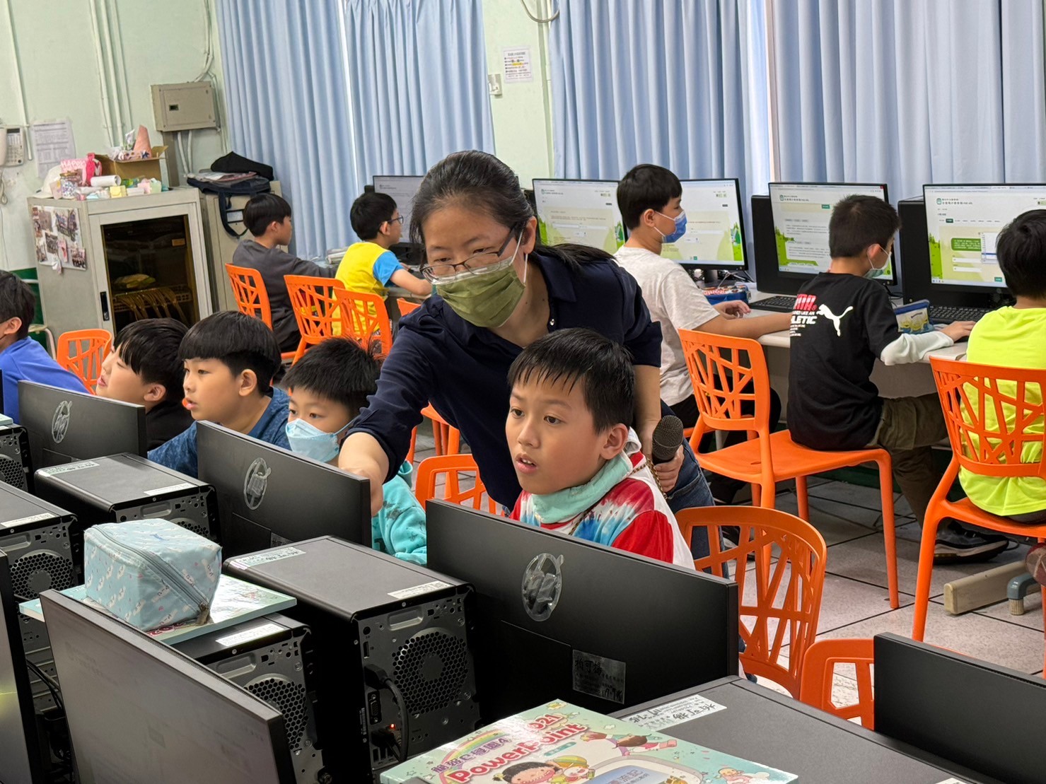 吳淑麗與學生互動照