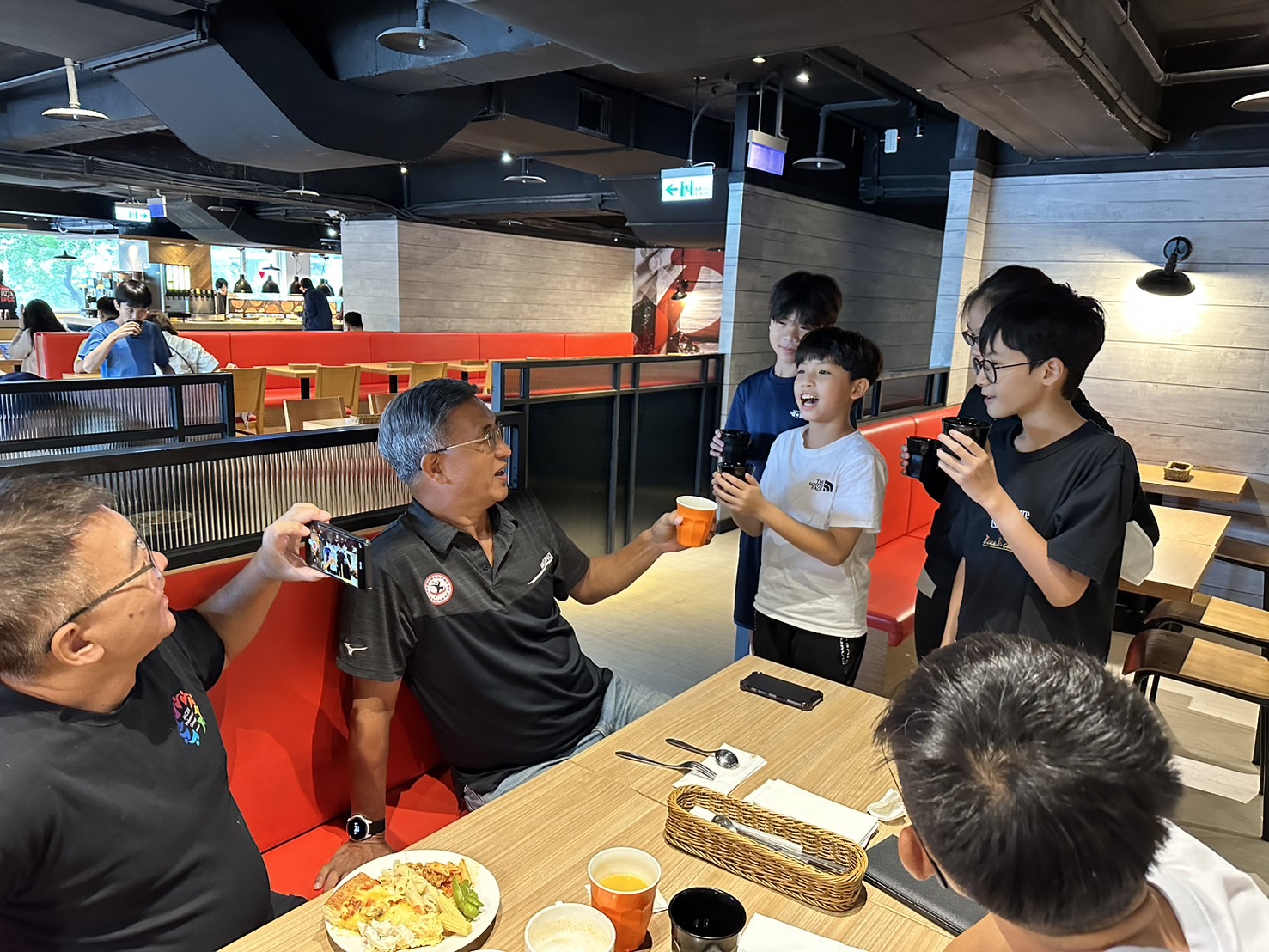 張樹旺與學生互動生活照