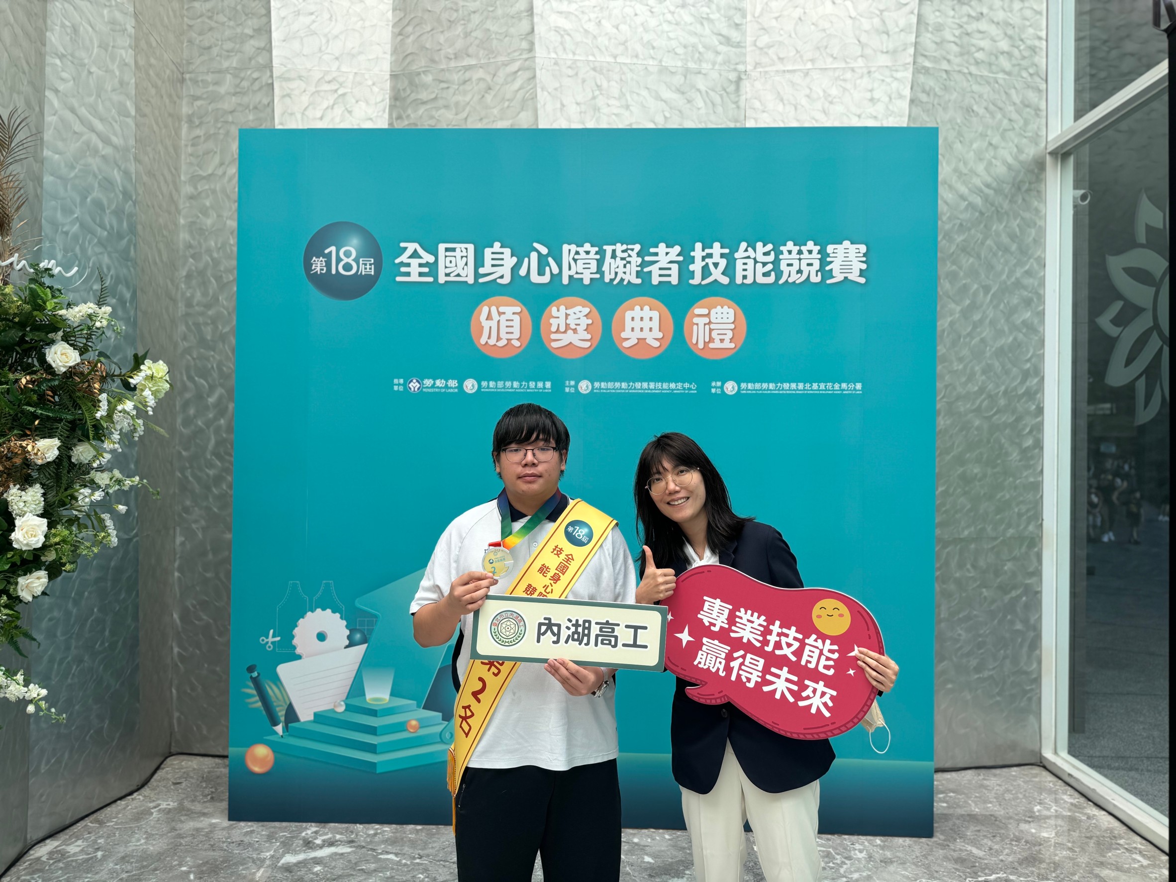 張善婷與學生互動生活照