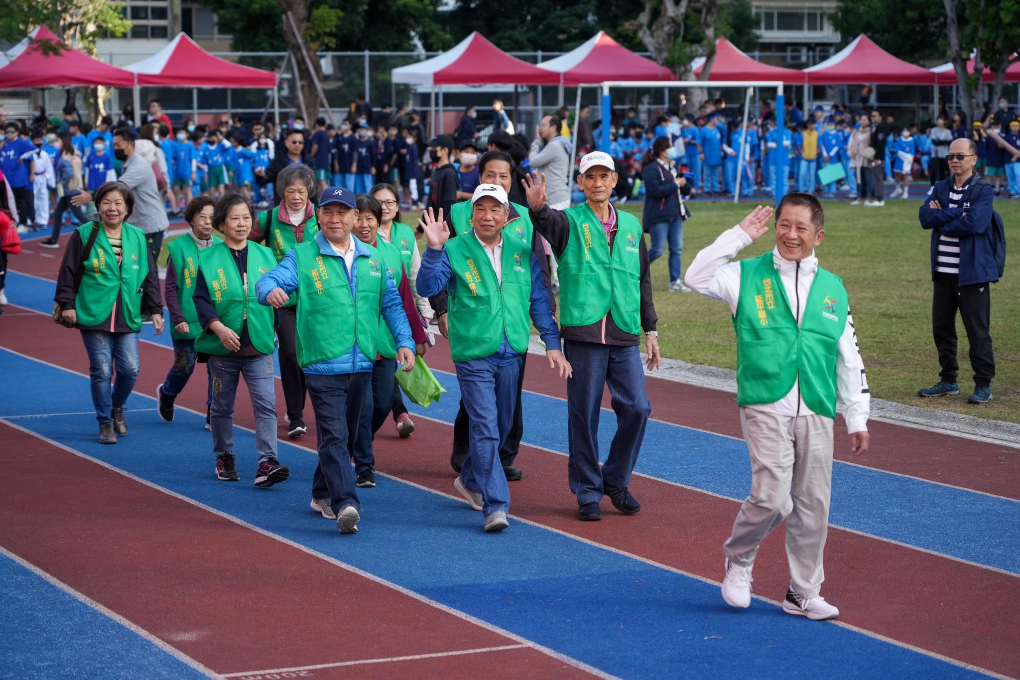 高大陸與學生互動照