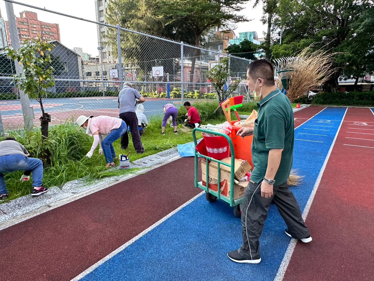 高大陸與學生互動生活照