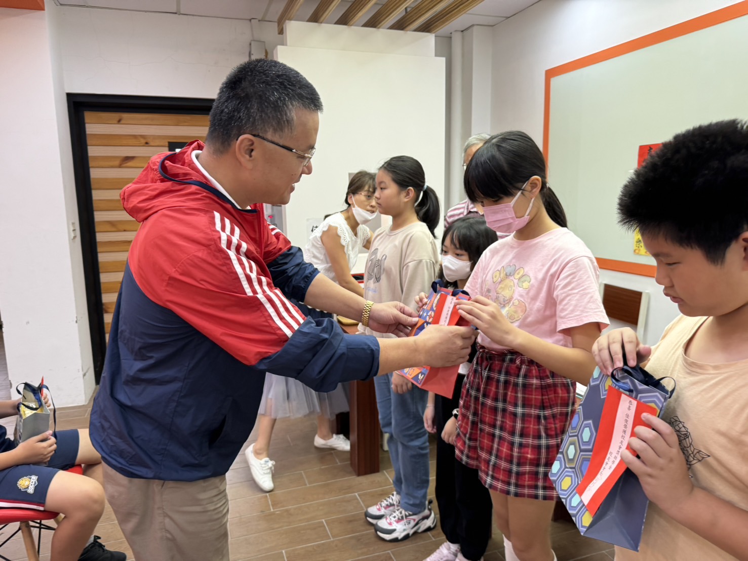 林銘俊與學生互動生活照