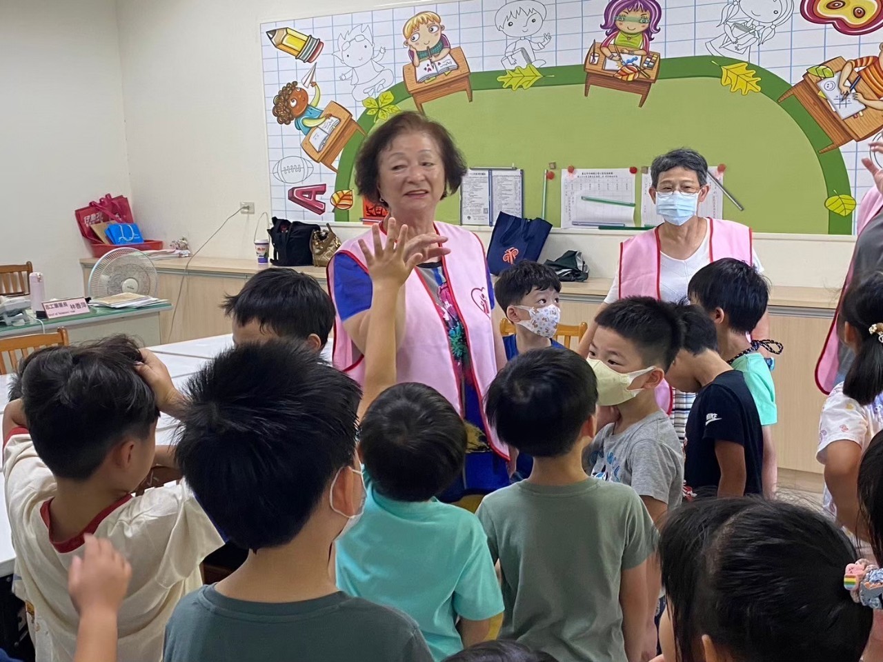 西湖國小愛心家長服務團與學生互動照