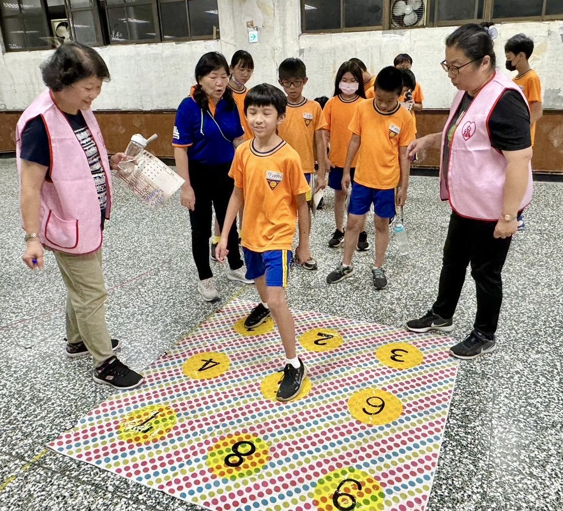 西湖國小愛心家長服務團與學生互動生活照