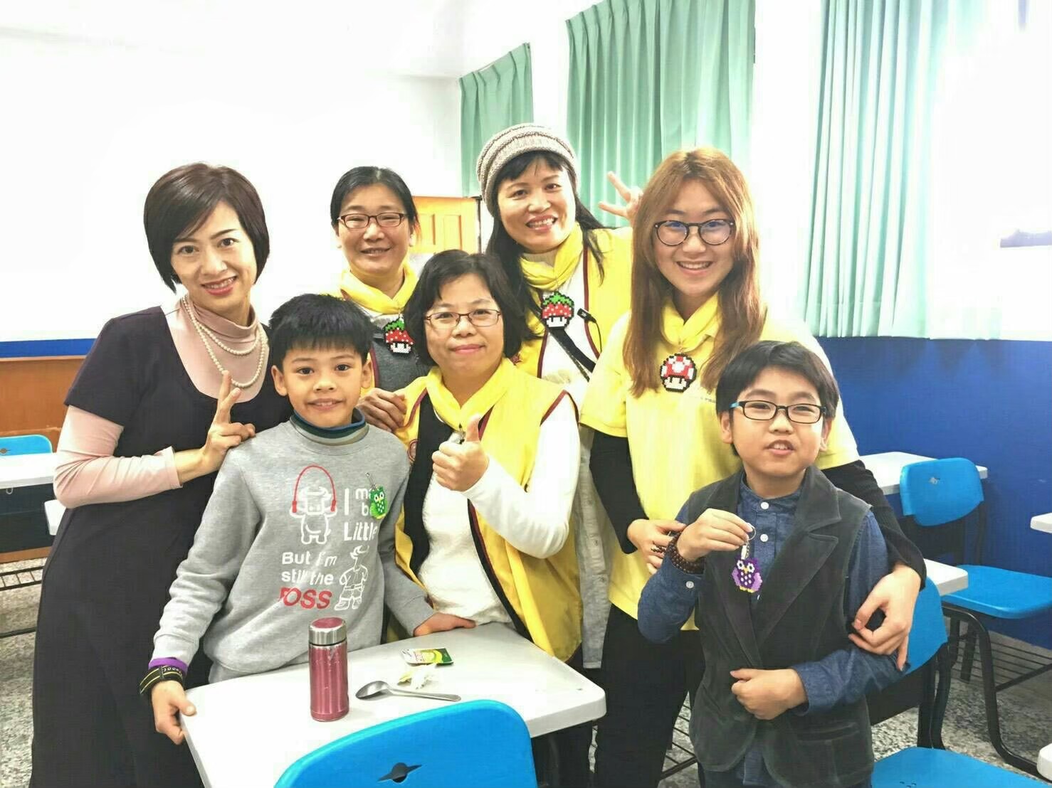 康銘媚與學生互動生活照