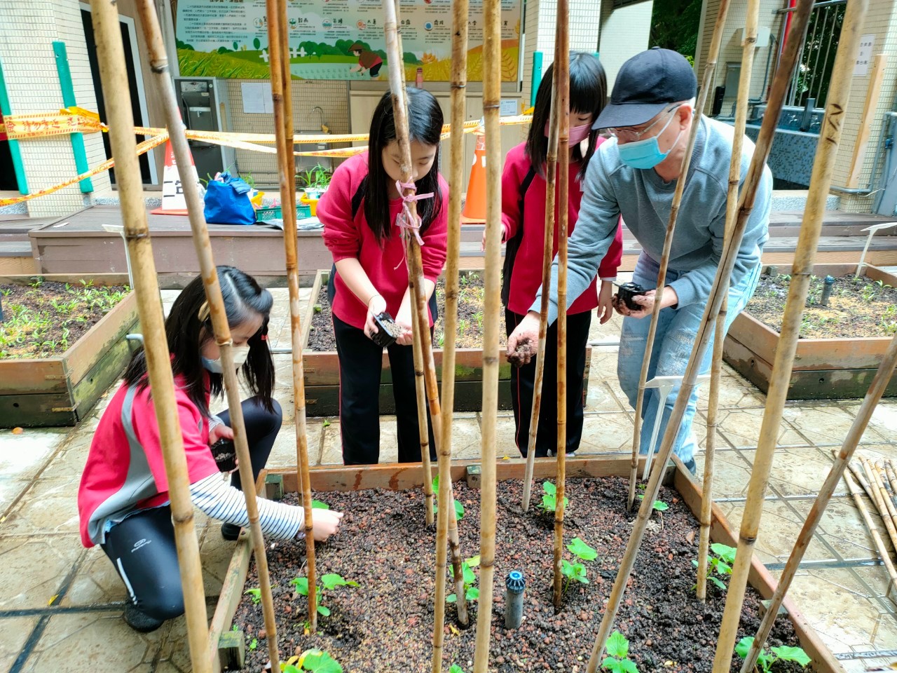 梁坤山與學生互動照