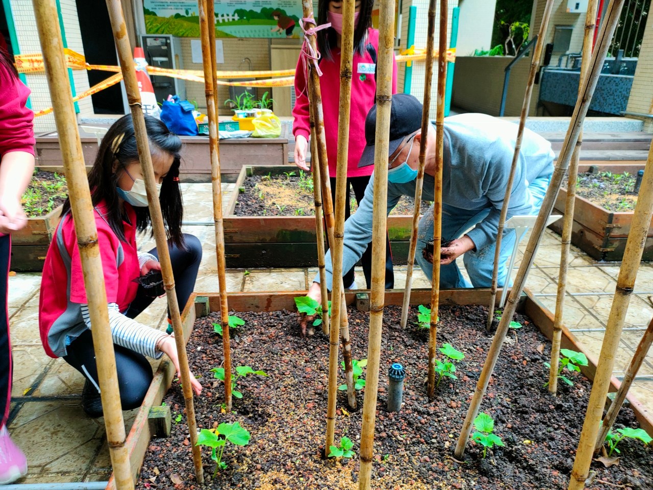 梁坤山與學生互動生活照