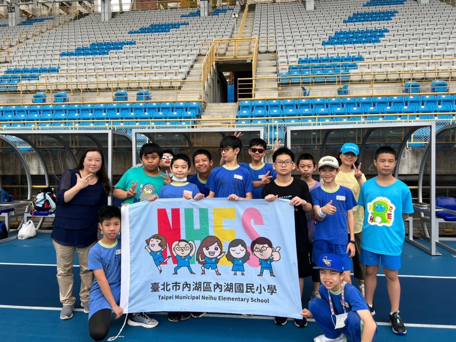 徐語潔與學生互動生活照