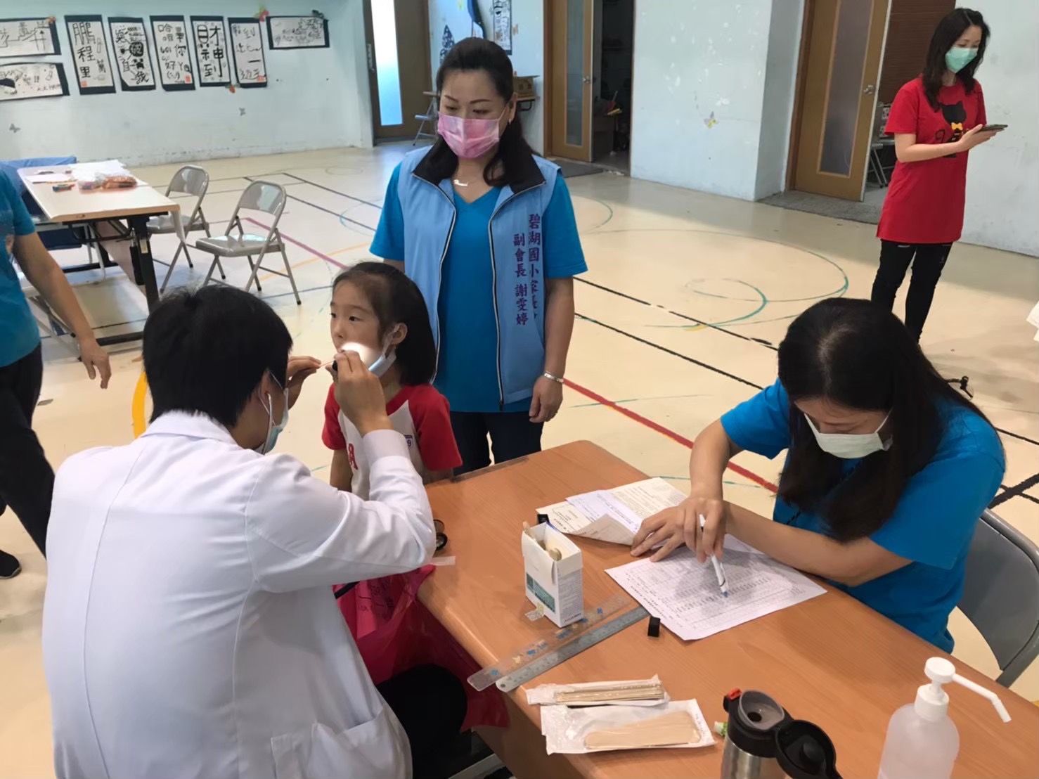 謝雯婷與學生互動生活照