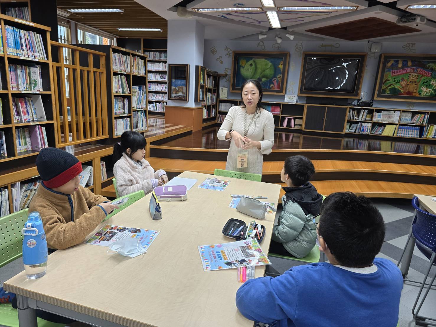 楊佩瑜與學生互動生活照