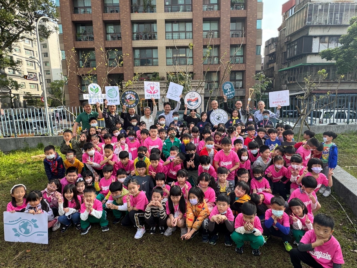 周季平與學生互動生活照