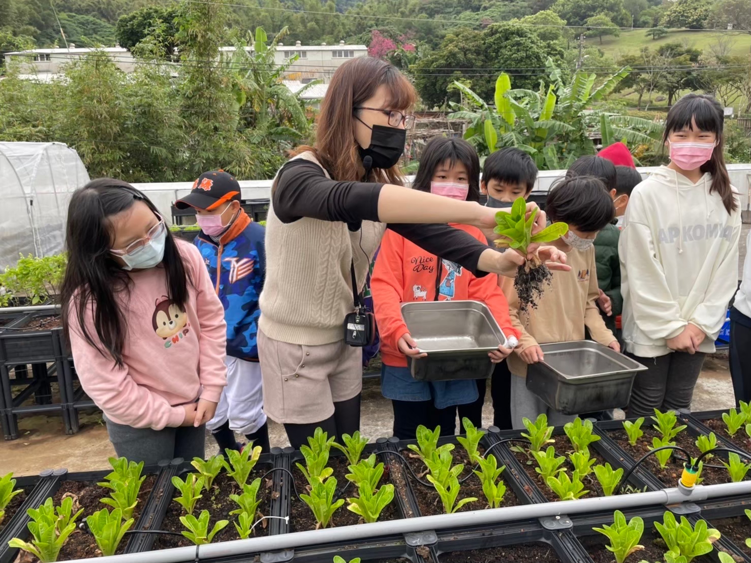 李菡珍與學生互動生活照