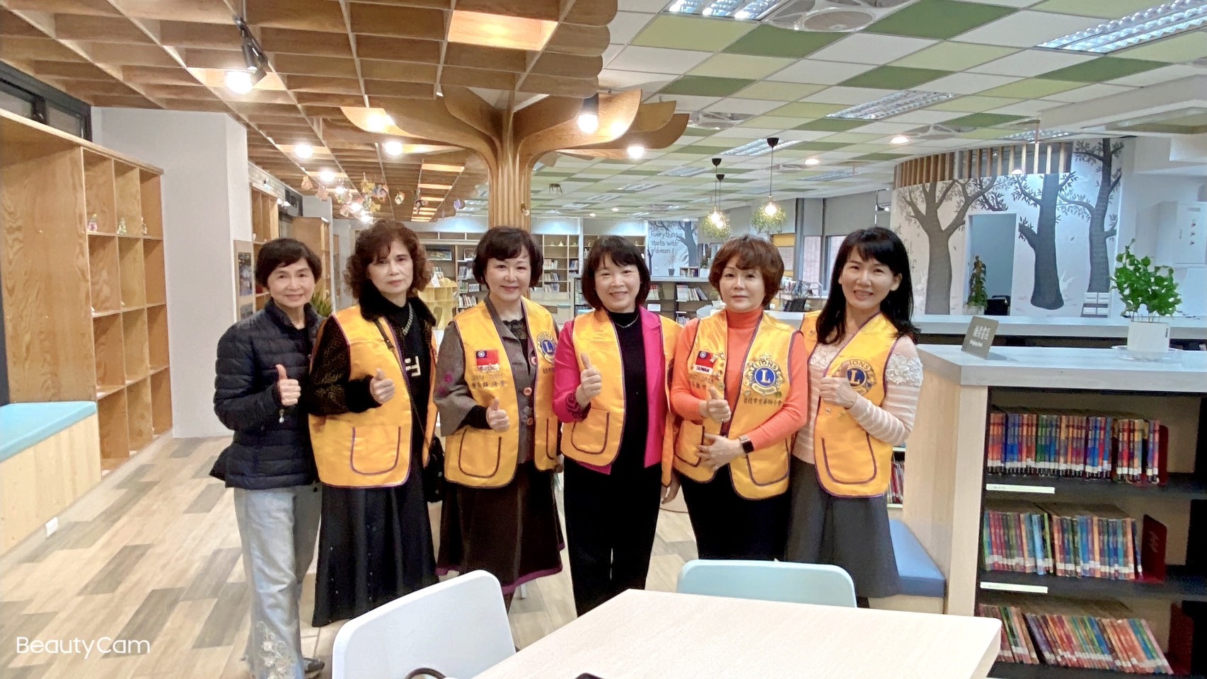 王寶珠與學生互動生活照