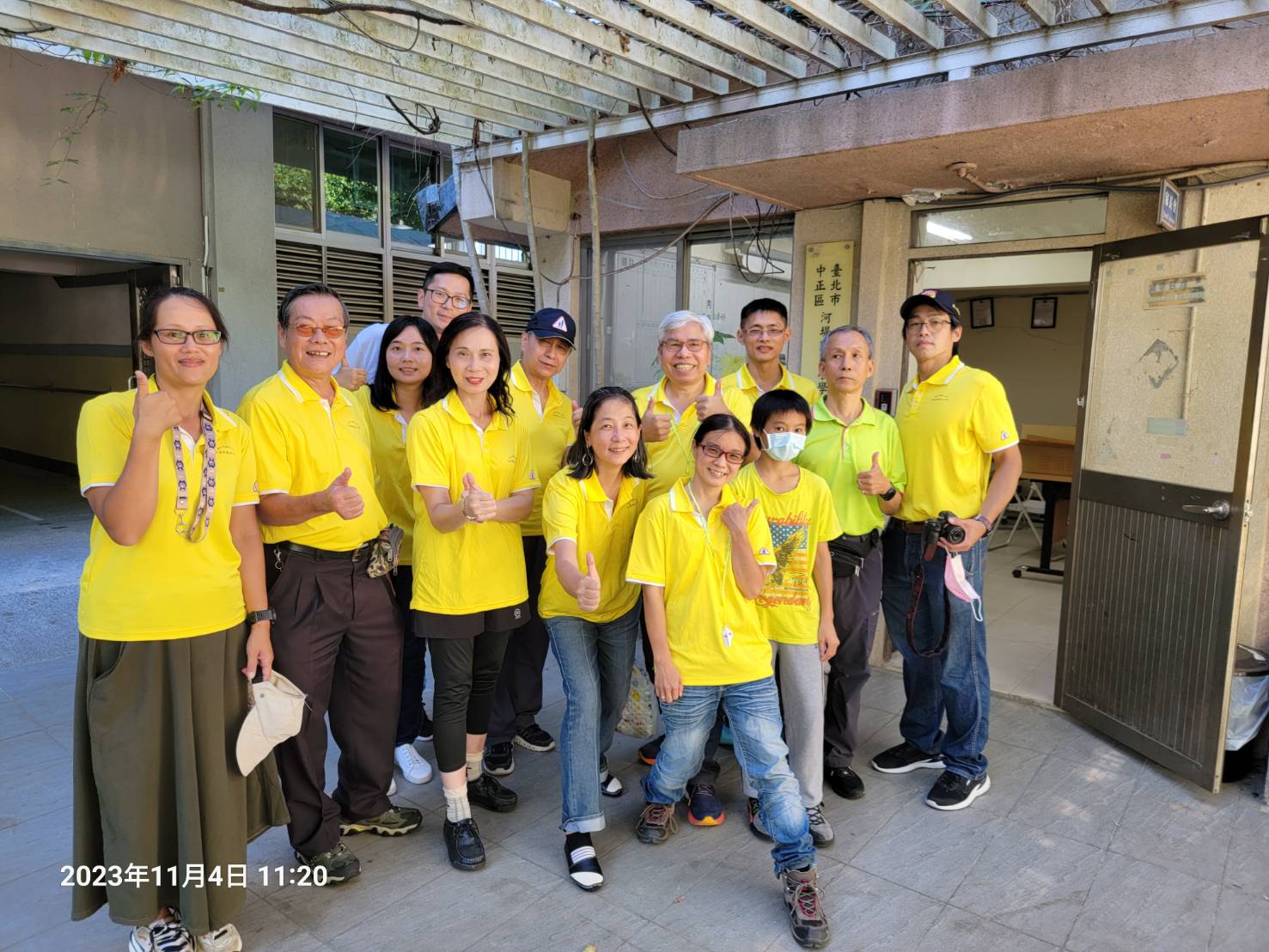 河堤國小志工服務隊交通導護組與學生互動生活照