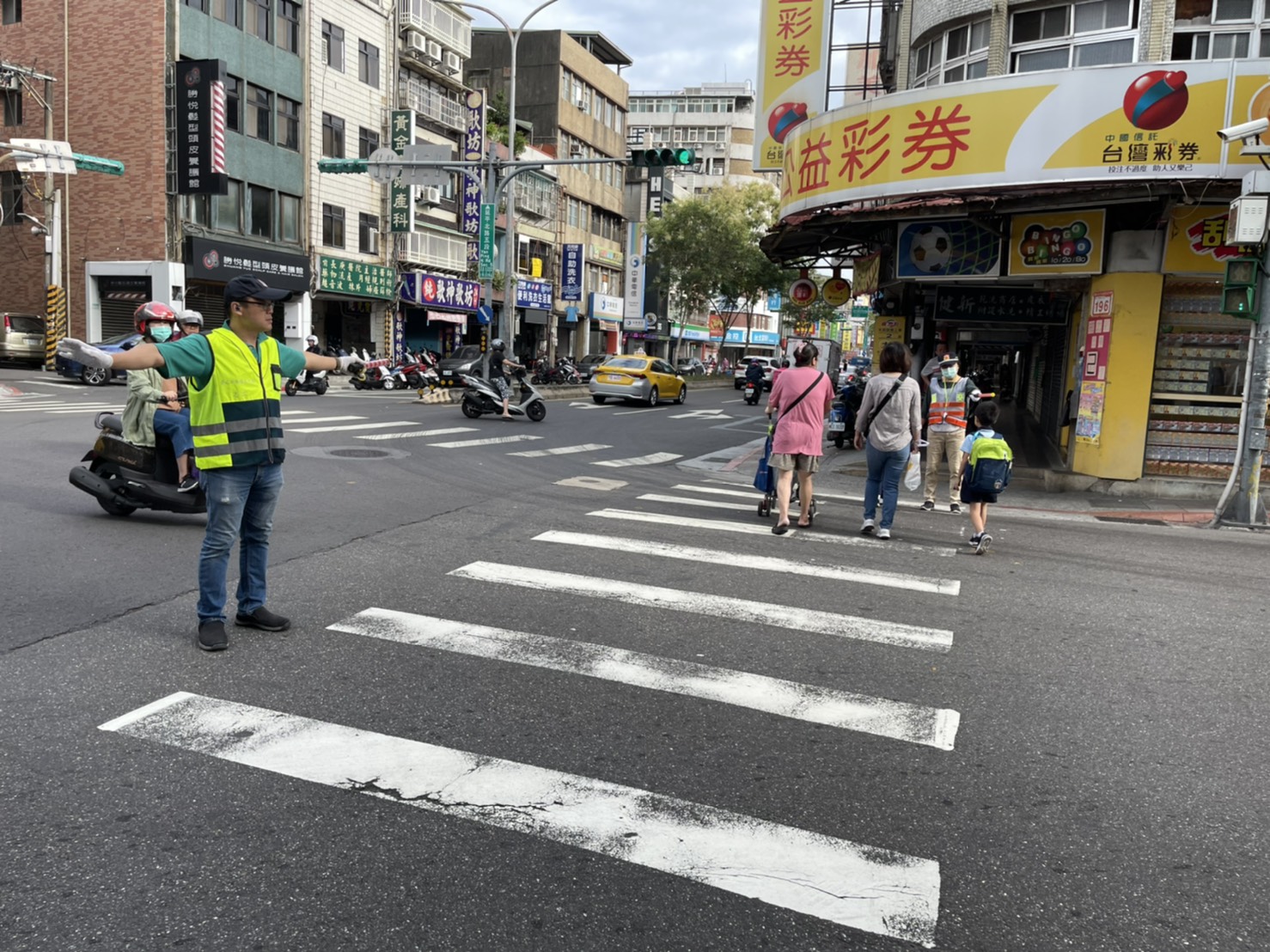 邱彥博與學生互動照