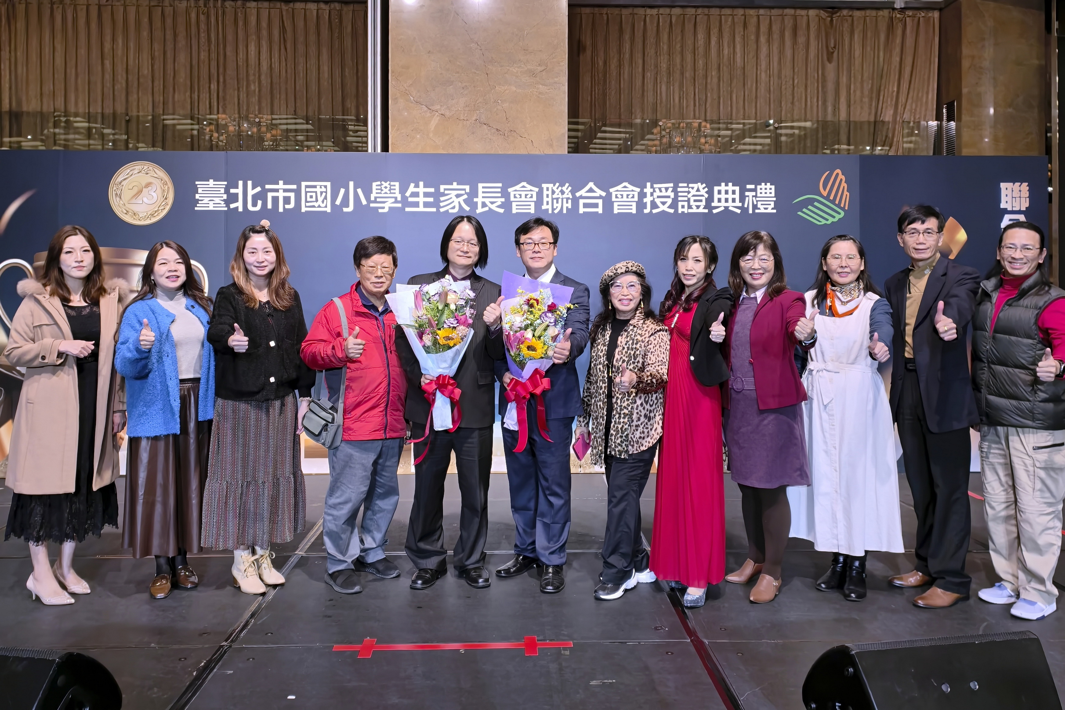邱彥博與學生互動生活照