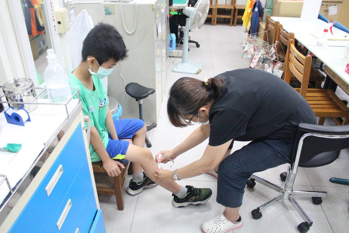 周曉鈴與學生互動生活照