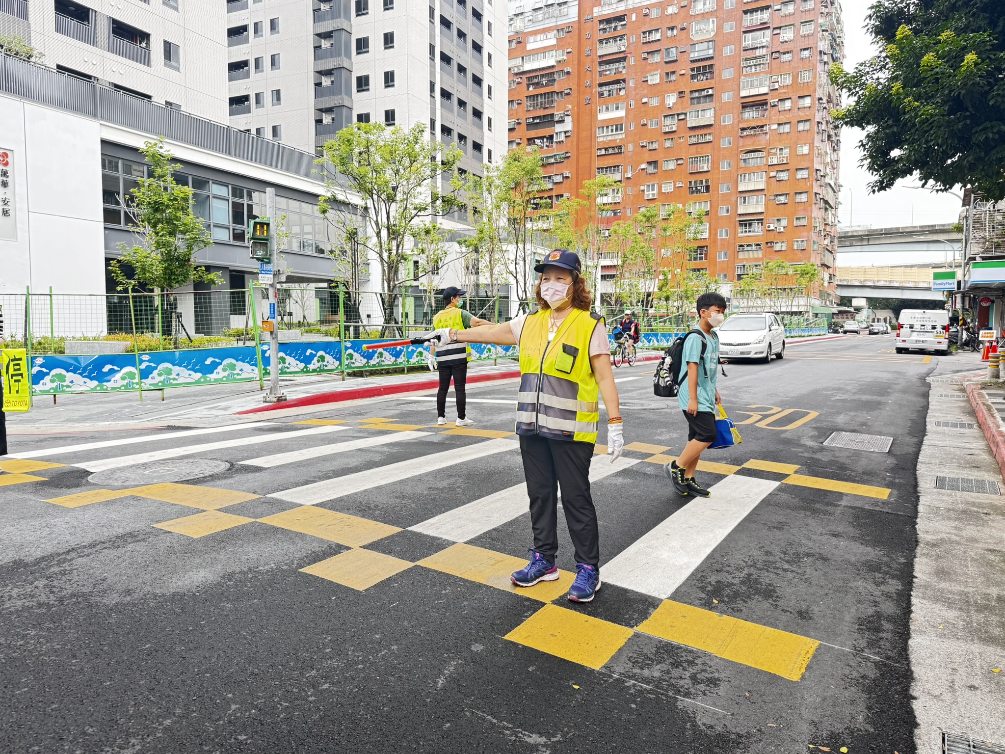 吳淑惠與學生互動照