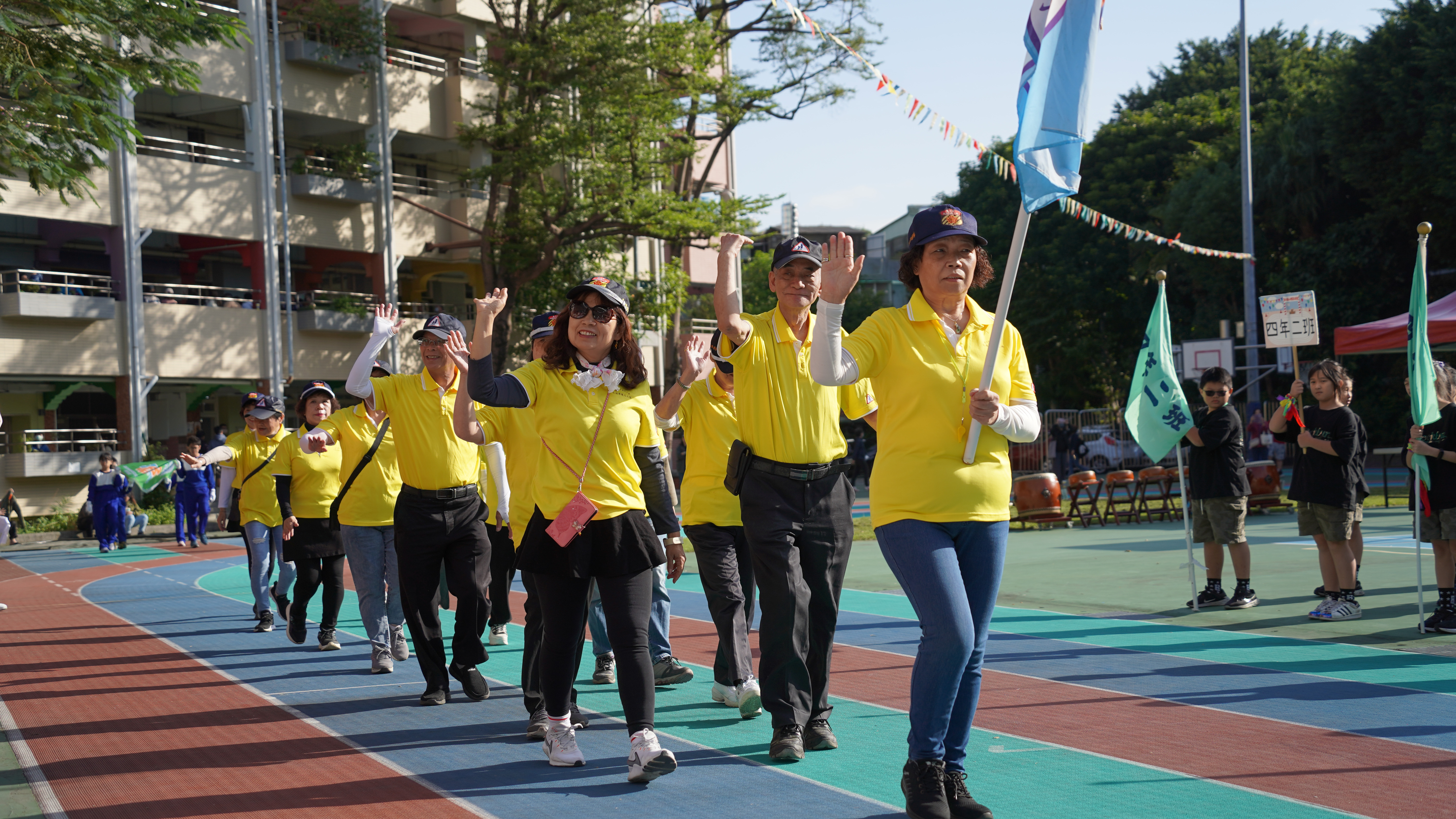 吳淑惠與學生互動生活照