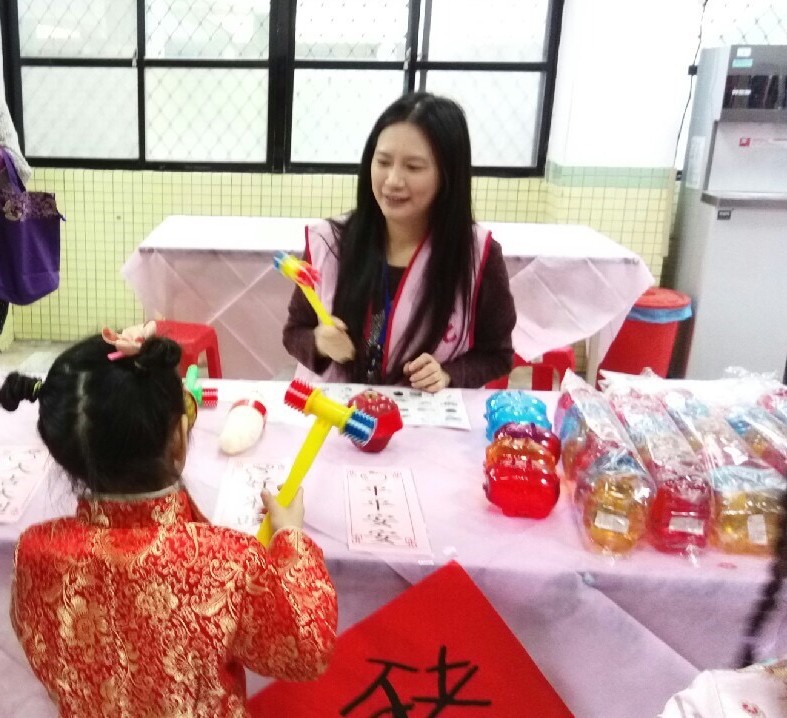 陳佩文與學生互動照