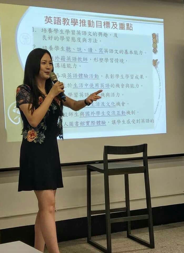 陳佩文與學生互動生活照