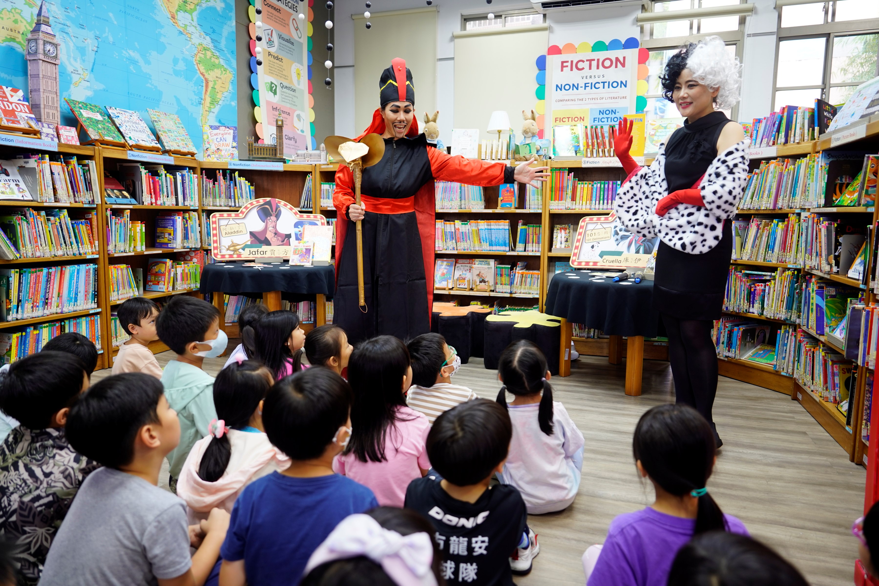 龍安國小書香隊與學生互動照